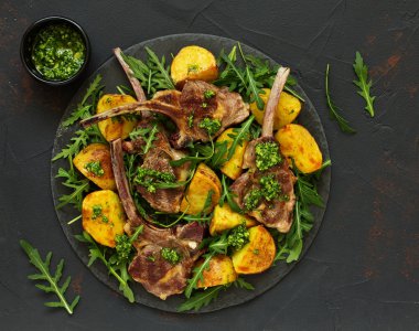 Pirzola kuzu kemik, fırında patates ve pesto sos ile.