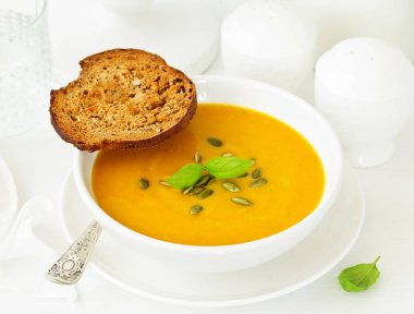 Balkabağı çorbası beyaz kase, yakın çekim 