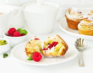 puf böreği ile antep fıstığı ve ahududu.