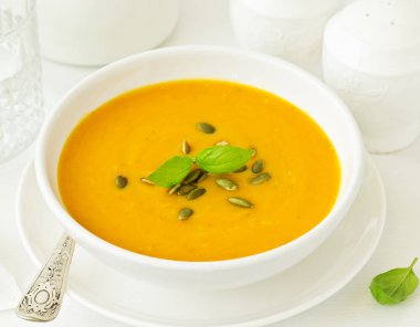 Balkabağı çorbası beyaz kase, yakın çekim 