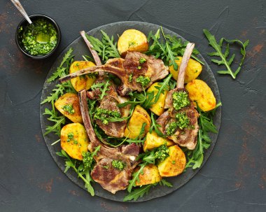 Pirzola kuzu kemik, fırında patates ve pesto sos ile.