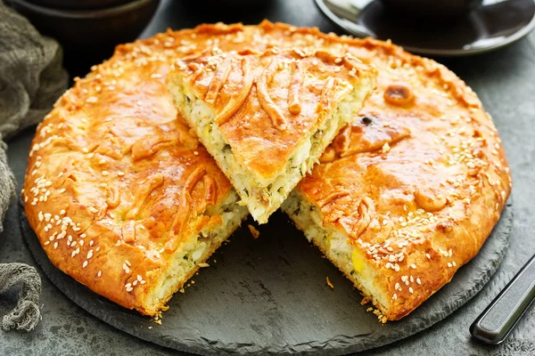 lezzetli balık köftesi, gri bir arka plan üzerine bir parça.