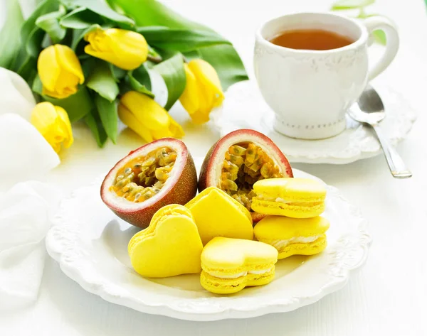 Fransız pasta makaron. Kalp şekli. Sevgililer günü. Seçici odak