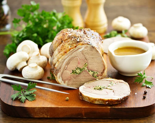 Şampiyon ve maydanozla doldurulmuş kuzu pirzolası..