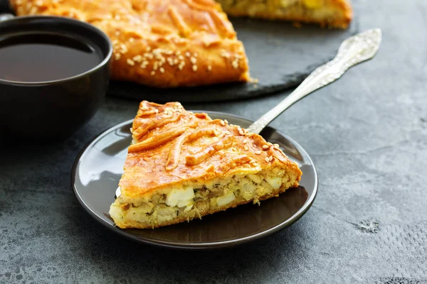 lezzetli balık köftesi, gri bir arka plan üzerine bir parça.