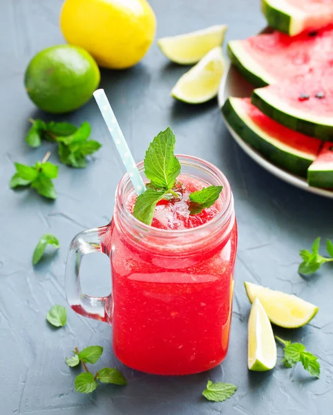 Sağlıklı karpuz içki ve taze karpuz