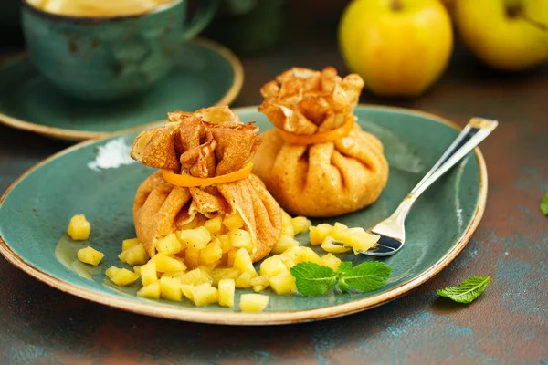 Rus krep elma ve karamel ile doldurulmuş.