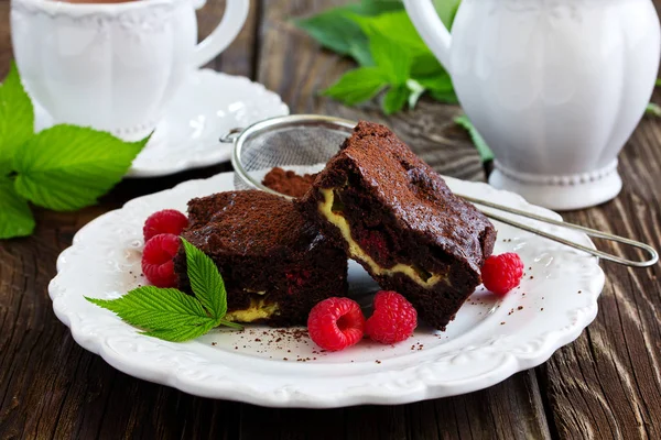 Brownie Malinami Nadzieniem Serowym — Zdjęcie stockowe