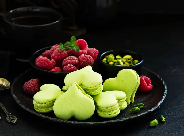 Pastelería Francesa Makaron Forma Corazón Día San Valentín Enfoque Selectivo —  Fotos de Stock