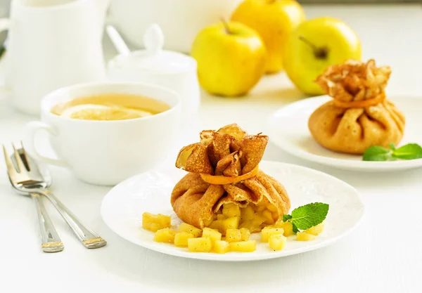 Panquecas Russas Recheadas Com Maçãs Caramelo — Fotografia de Stock