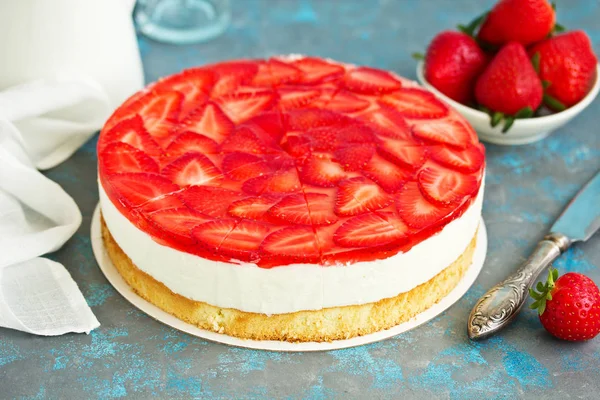 草莓和奶油蛋糕 选择性对焦 — 图库照片