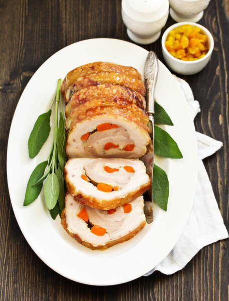 Жареная свинина, фаршированная морковью и чесноком. Праздничное блюдо
.