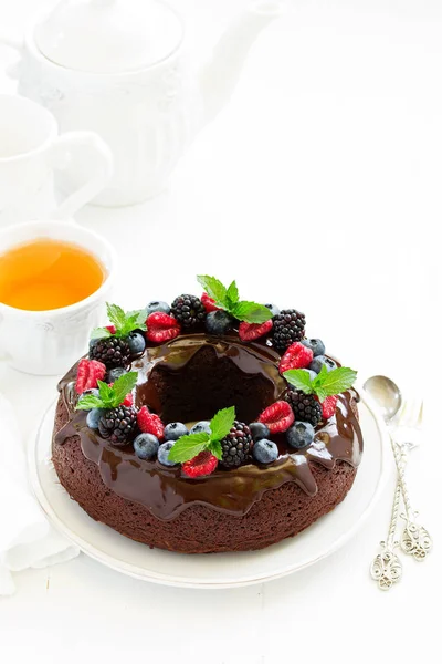 Ciasto Czekoladowe Glazury Świeże Jagody — Zdjęcie stockowe