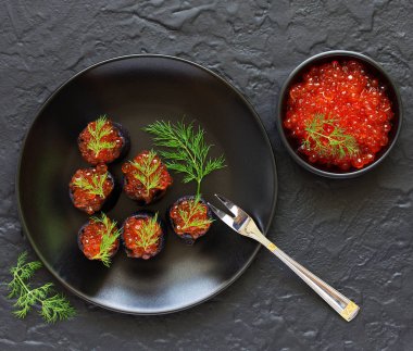 Mürekkep balığı mürekkebi kırmızı havyar ile krep. Rus mutfak.