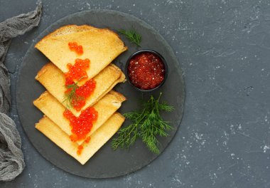 Rus usulü kırmızı havyarlı krep yığını.. .