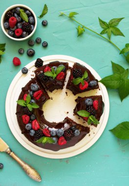 Sır ve taze çilek ile çikolatalı kek