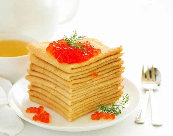 Una Pila Panqueques Estilo Ruso Con Caviar Rojo — Foto de Stock