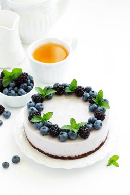 Böğürtlenli ve böğürtlenli, fırınlanmamış peynirli kek..