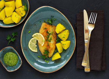 Kızarmış parça balık haşlanmış genç patates ile.