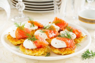 Kızarmış patates ve kırmızı balık meze.