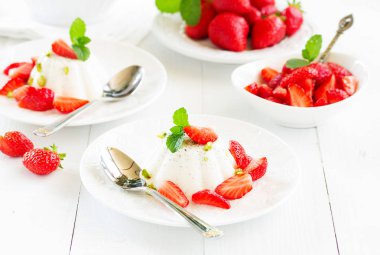 Çilekli kremalı panna cotta.