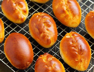 Elma doldurma ile taze küçük köftesi.