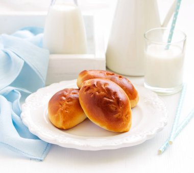 Elma doldurma ile taze küçük köftesi.