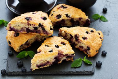 Yulaf ezmesi, yaban mersini ve Hindistan cevizi ile çörekler.