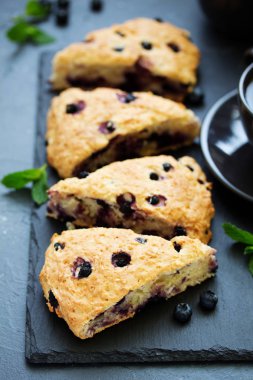 Yulaf ezmesi, yaban mersini ve Hindistan cevizi ile çörekler.