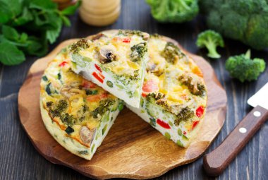 Brokolili diyet sebze turtası, kabak, bezelye ve peynirli biber..