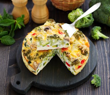 Brokolili diyet sebze turtası, kabak, bezelye ve peynirli biber..