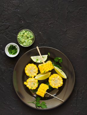 Sarımsaklı tereyağlı haşlanmış mısır. Seçici odaklanma. Yukarıdan görüntüle.