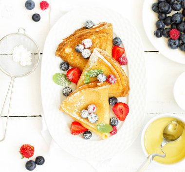 Taze böğürtlenli krep ve bal.