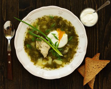 Tavuk ve haşlanmış yumurta ile kuzukulağı çorbası.