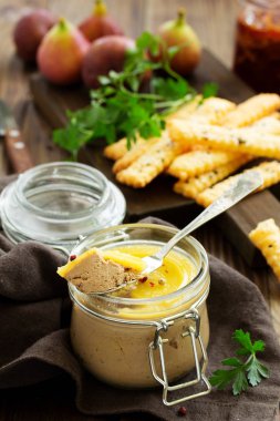 Tavuk pate (pat), peynirli bisküvi ile hizmet