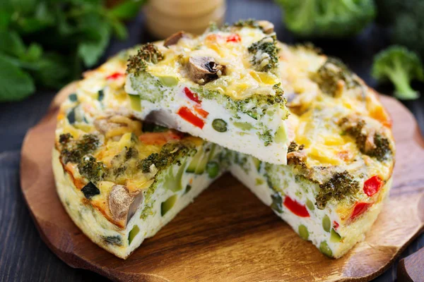 Brokolili diyet sebze turtası, kabak, bezelye ve peynirli biber..