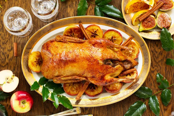 Festliche Weihnachtsente Mit Äpfeln Und Feigen Gebacken — Stockfoto