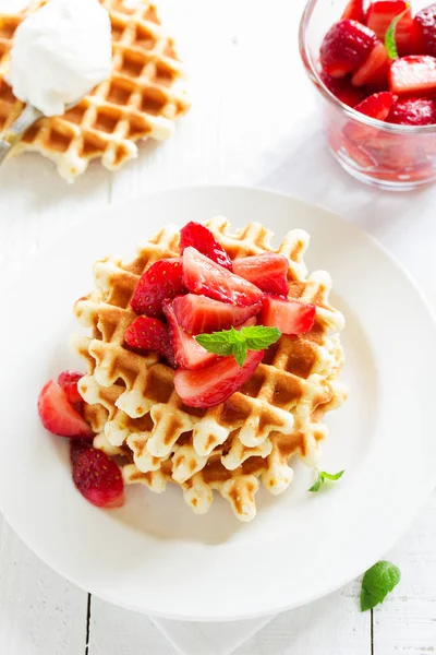 Gofres Caseros Con Ensalada Fresas — Foto de Stock