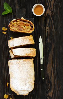 Kuru üzüm ve bademli elmalı turta. Yukarıdan görünüm.