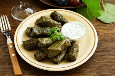 et ve pilav ile doldurulmuş dolma üzüm yaprakları.