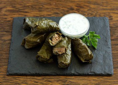et ve pilav ile doldurulmuş dolma üzüm yaprakları.