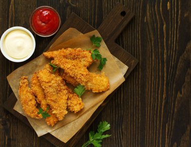 Tavuk ketçap ile şeritler. yukarıdan görüntülemek.