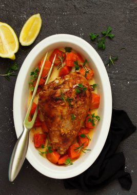 Fırında hindi butlu balkabağı. Yukarıdan görünüm.