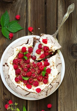 Krem ve ahududu ile çikolata tatlı (pasta) pavlov.