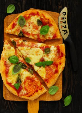 Evde pizza margarita. Yukarıdan görüntülemek.