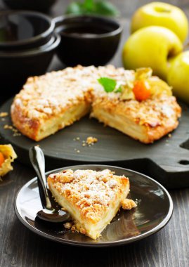 Lezzetli ev yapımı elmalı turta. Seçici odak.