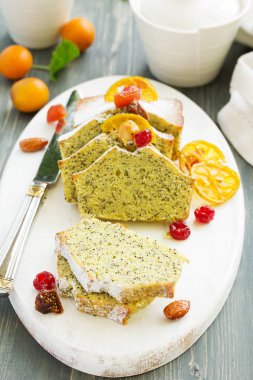 Haşhaş tohumlu limonlu kek ve şekerli meyve..
