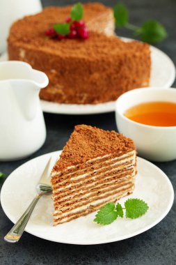 Klasik ballı pasta..