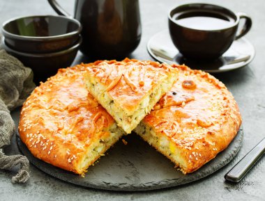 lezzetli balık köftesi, gri bir arka plan üzerine bir parça.