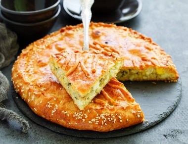 lezzetli balık köftesi, gri bir arka plan üzerine bir parça.